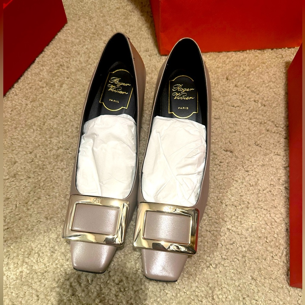 Roger Vivier Belle Vivier Metal Buckle Pump 37 fits 38